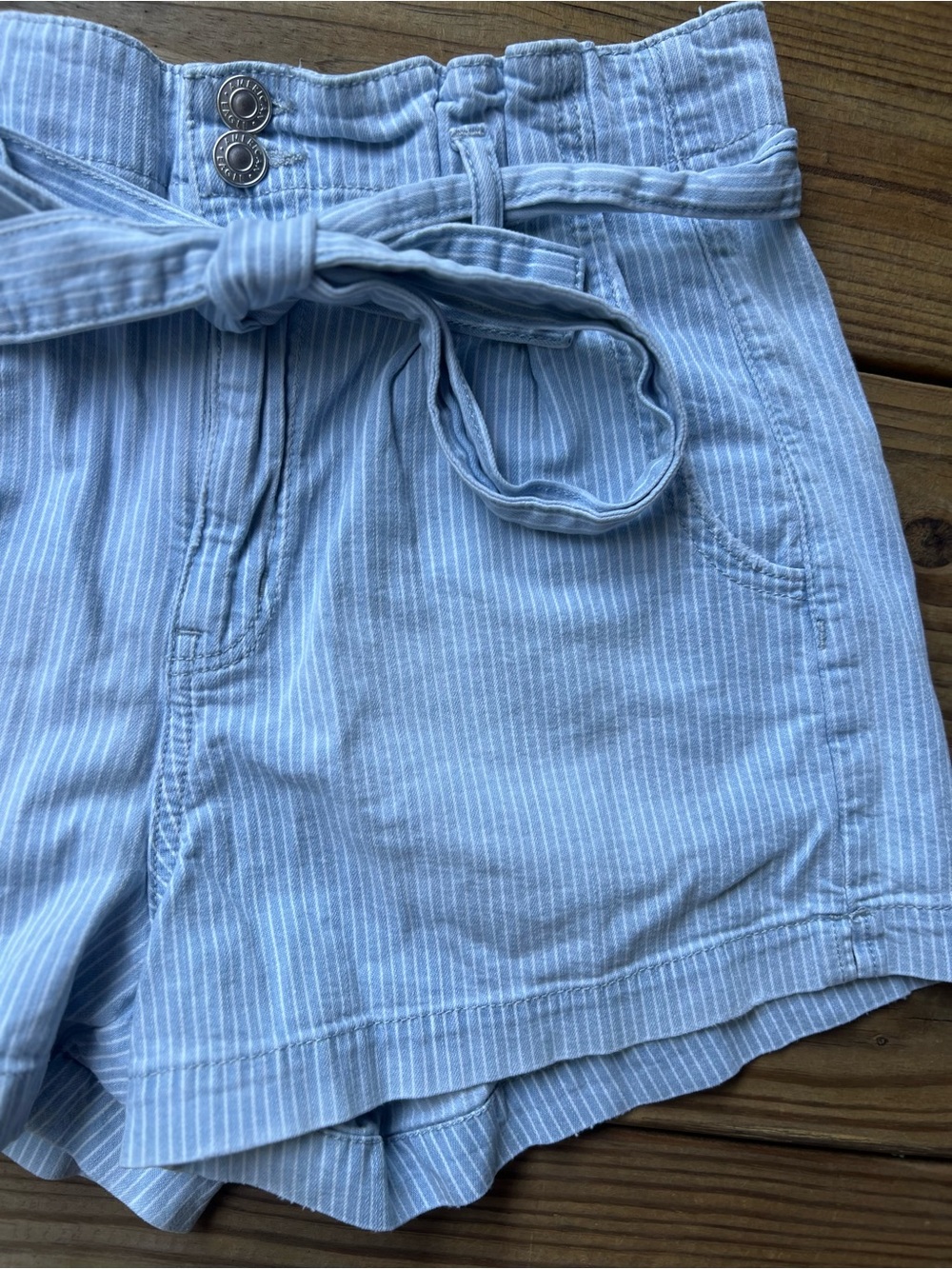 American Eagle High-Waist Paperbag Tie-Belt Mom Shorts Size 4 - Picture 4 of 8